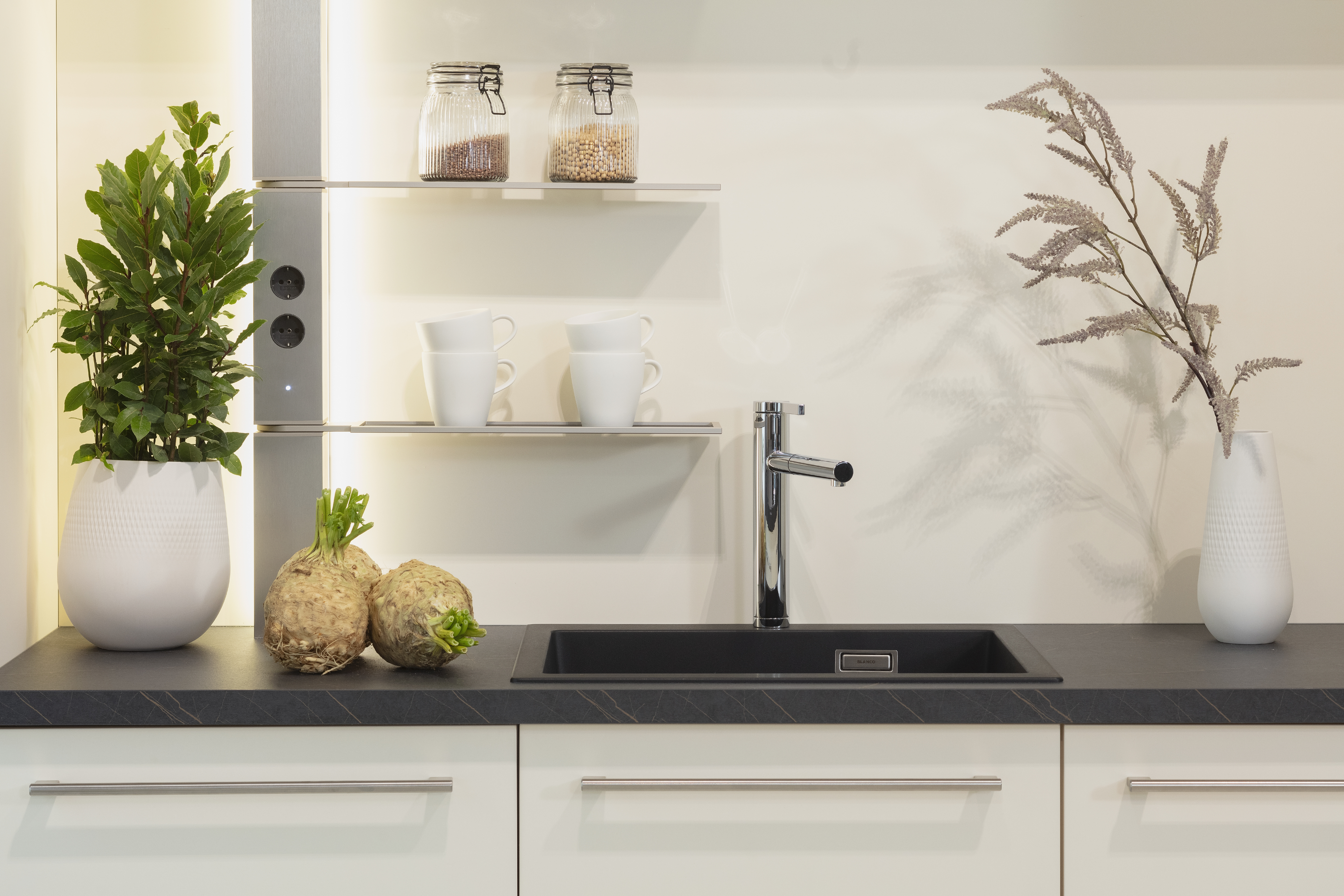 Ballerina-Küche in Macaronmatt mit Spüle. 