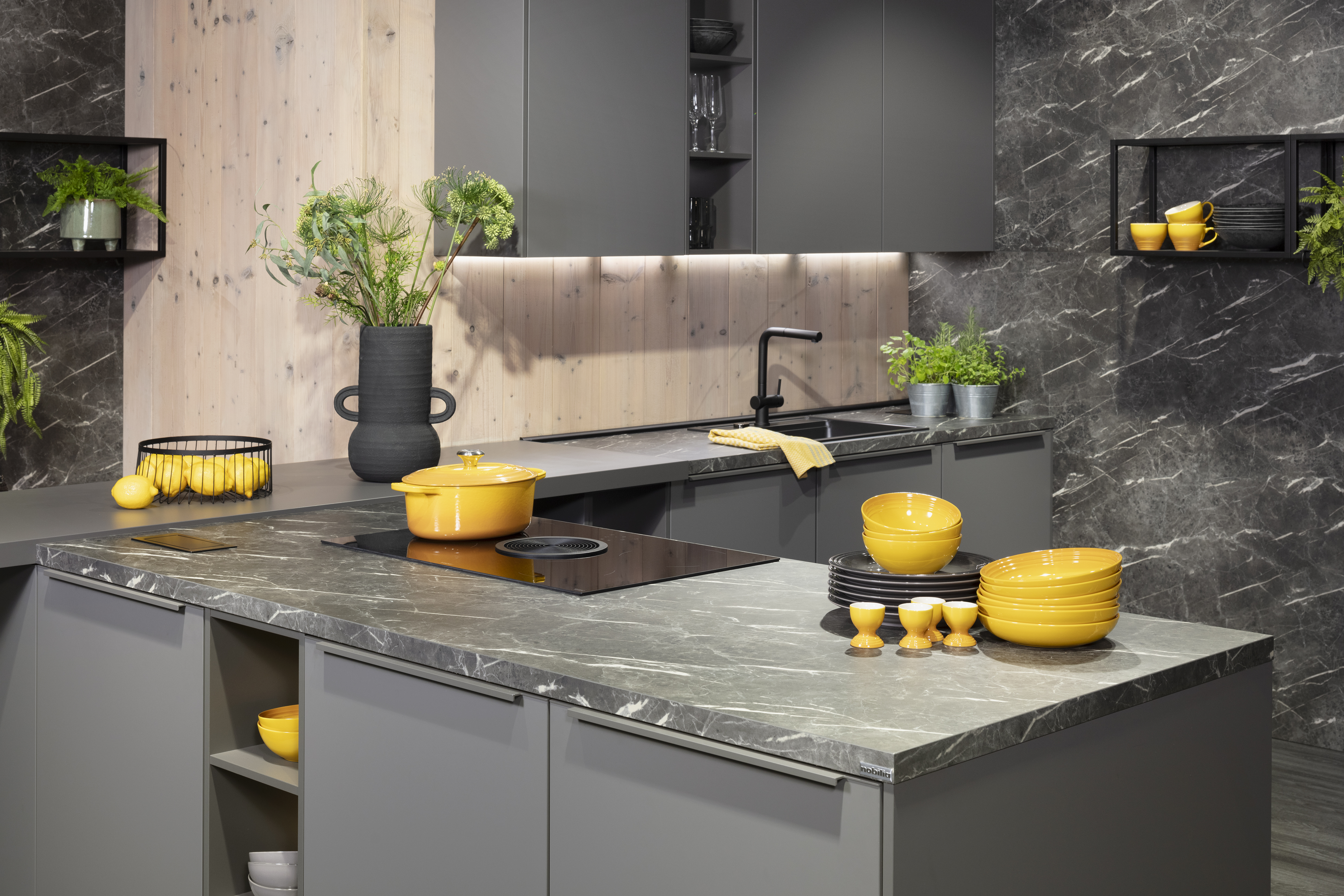 Nobilia Küche Schiefergrau-Mattlack mit Marmordekor