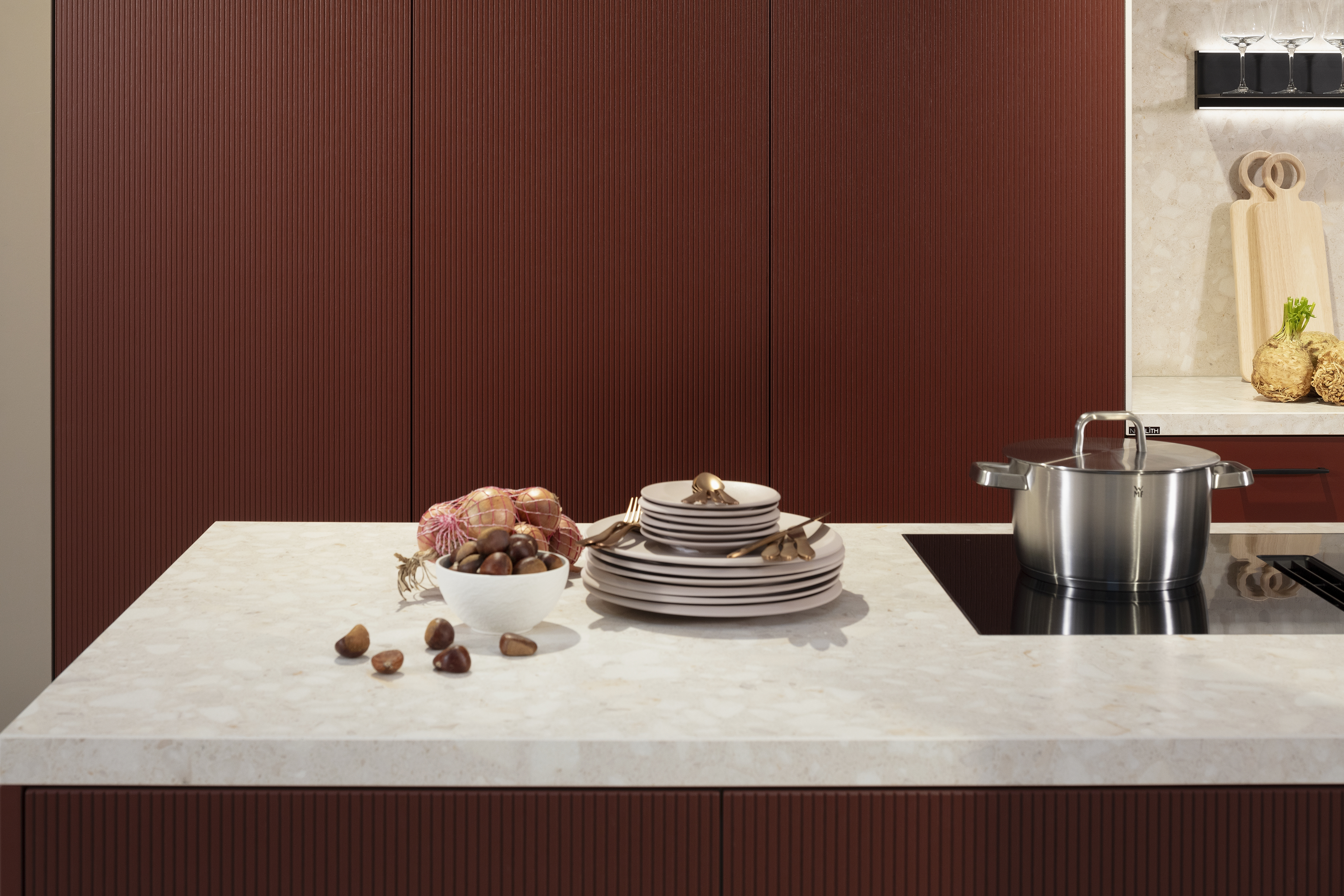 Küche von Ballerina Samtlack rot mit geschlossener Wand und Ansicht auf die Arbeitsplatte. 