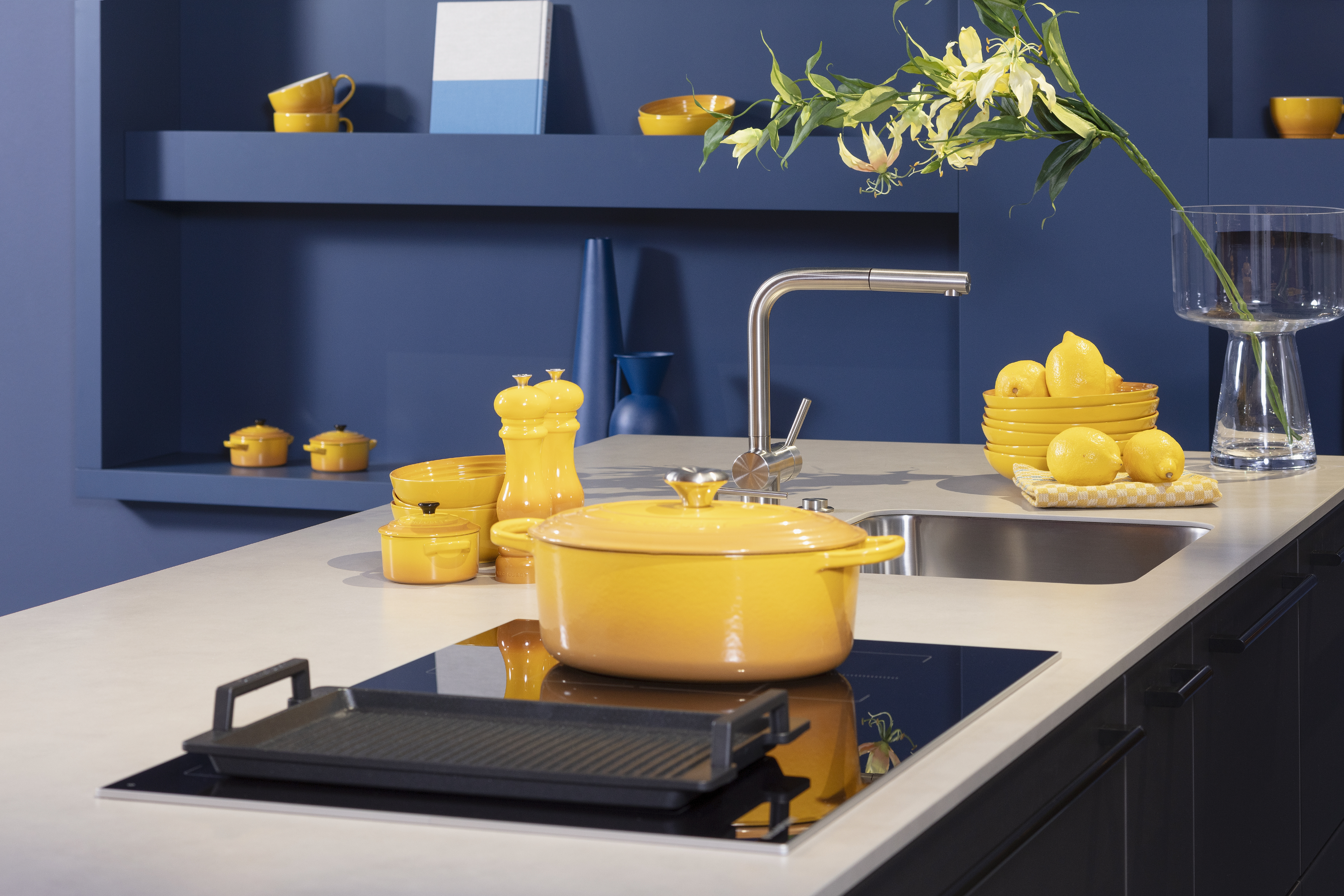 Arbeitsplatte mit integriertem Kochfeld mit Teppanyakiaufsatz. 