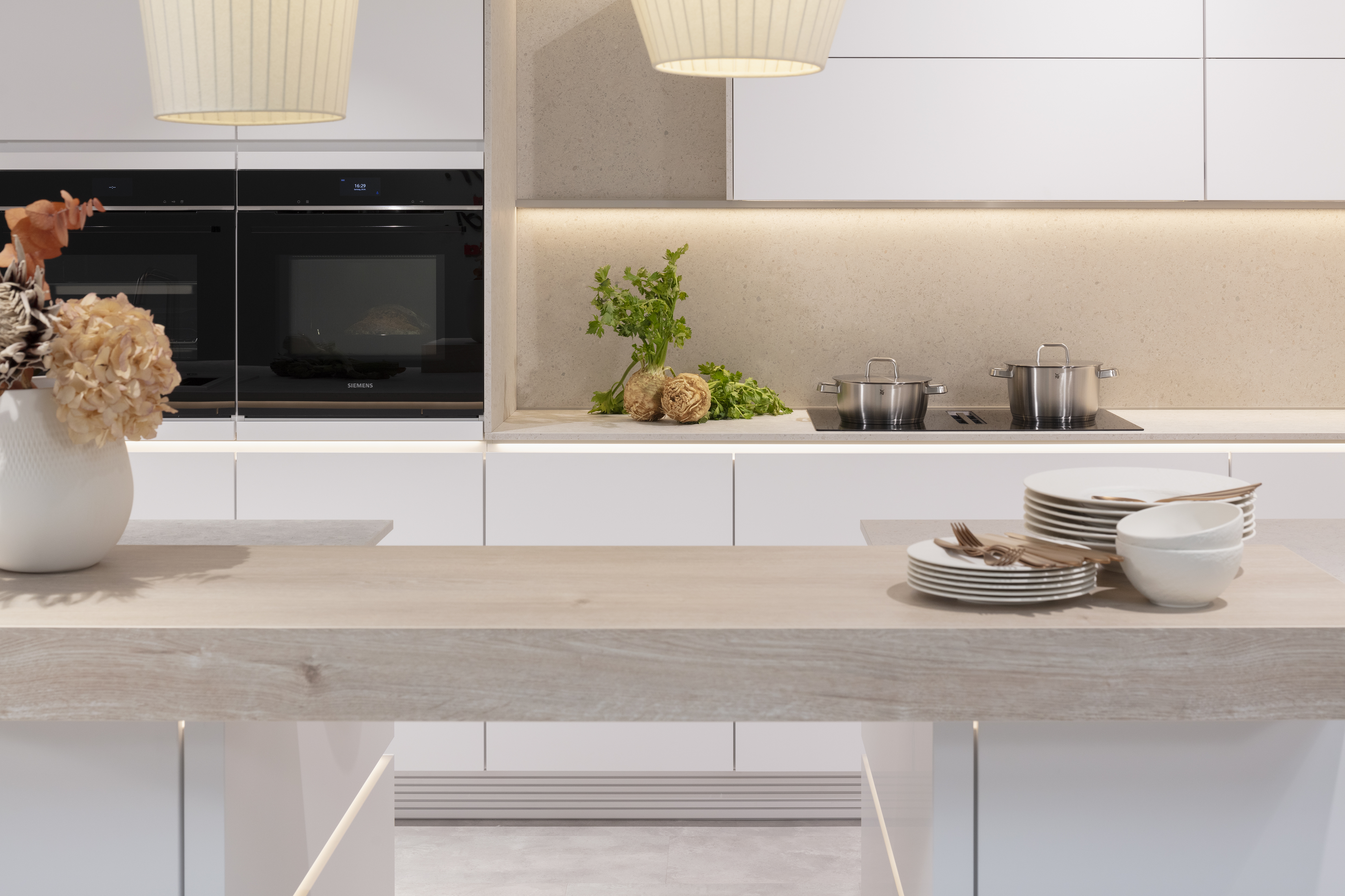 Nobilia Küche „Ganz in Weiß“ mit Thekenplatte