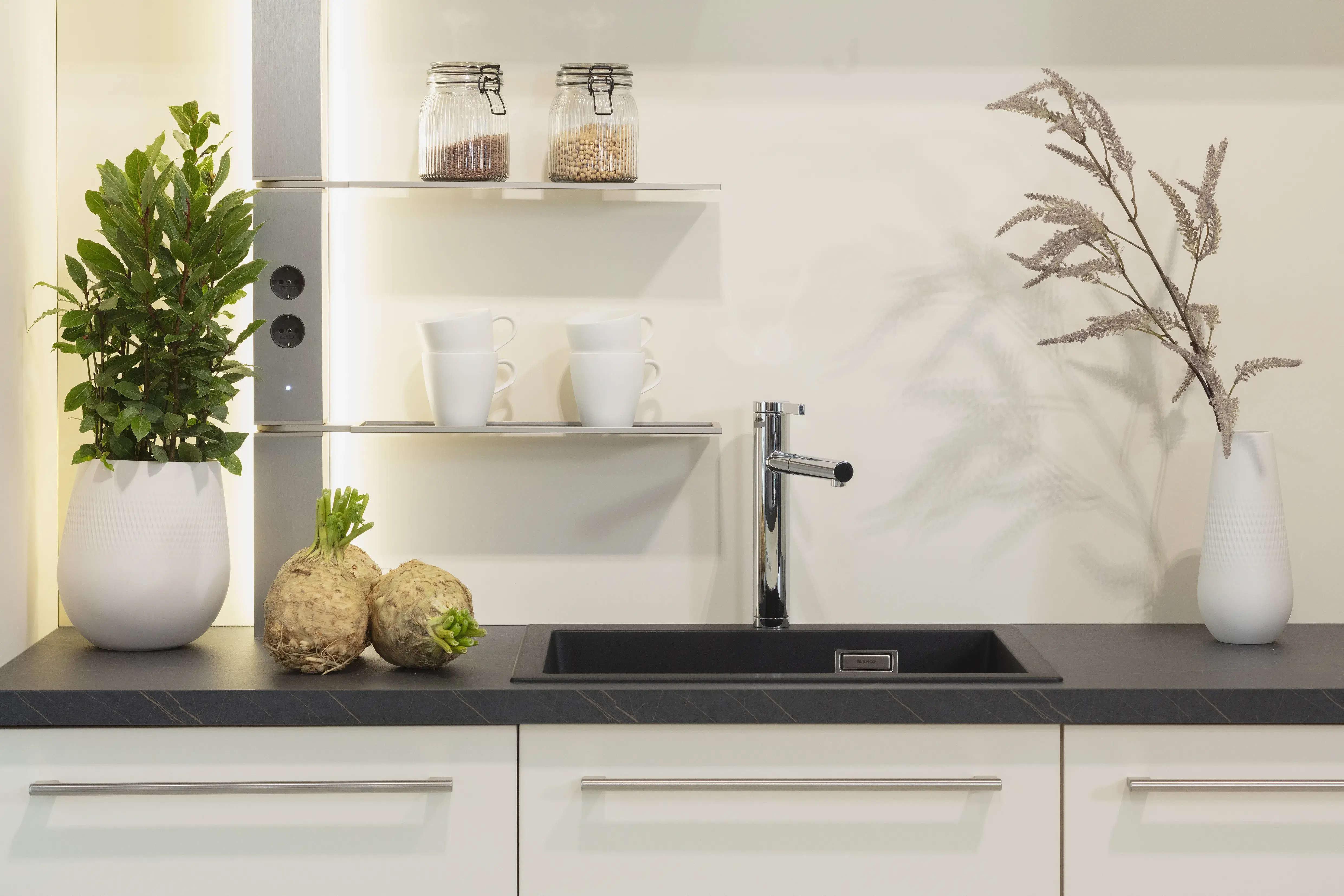 Ballerina-Küche in Macaronmatt mit Spüle. 