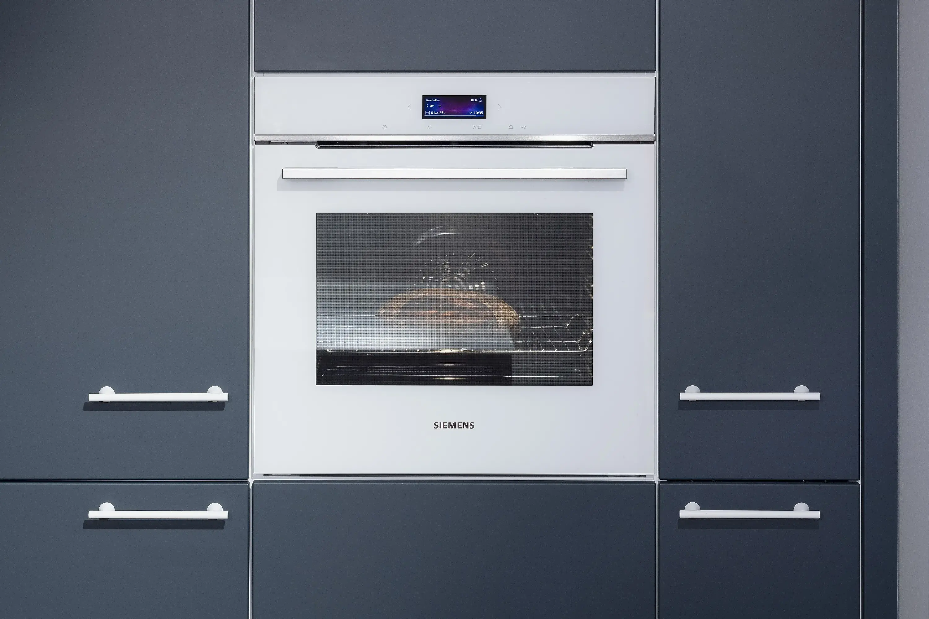 weißer Siemens Einbauofen in blauer Küche